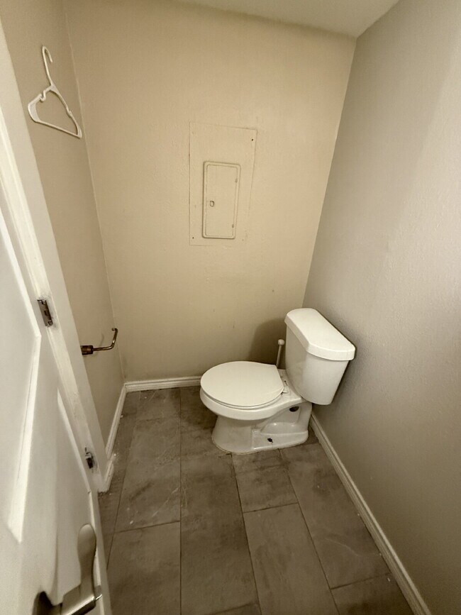Building Photo - 7522 Holly Hill Dr