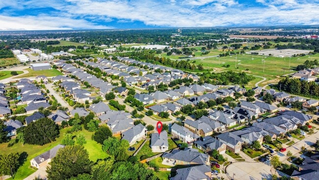 Building Photo - 2402 Village Lakes Dr