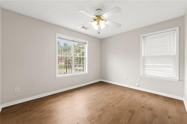 Building Photo - 370 Manor Glen Dr
