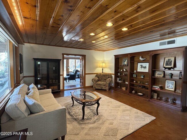 Building Photo - 809 Lazy Ln