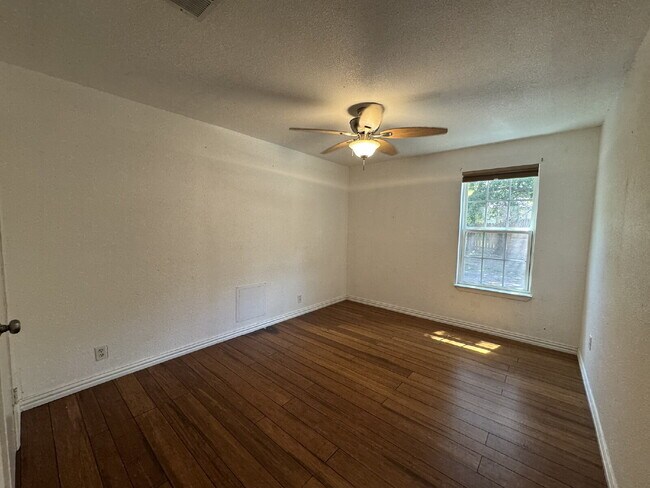 Building Photo - 3 bedroom 2 bath with a bonus room!