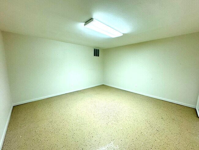 Building Photo - 9306 Utica Dr