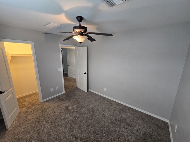 Building Photo - 950 S Wallrade Ln