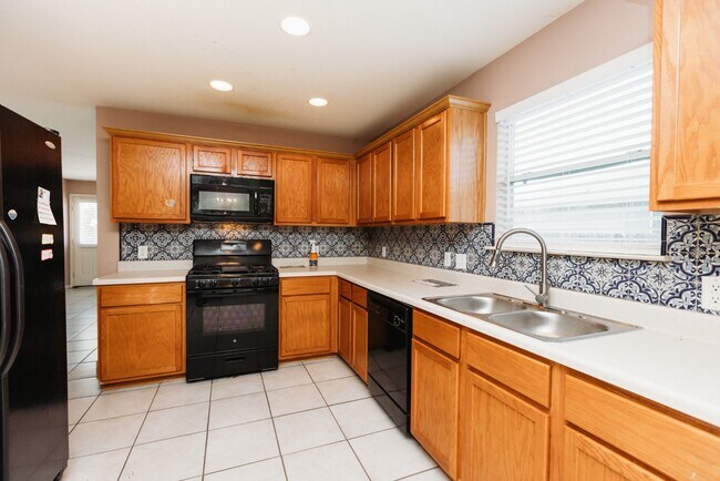 Building Photo - **1 Story 3 Bedroom 2 Bath Home in Hutto, TX