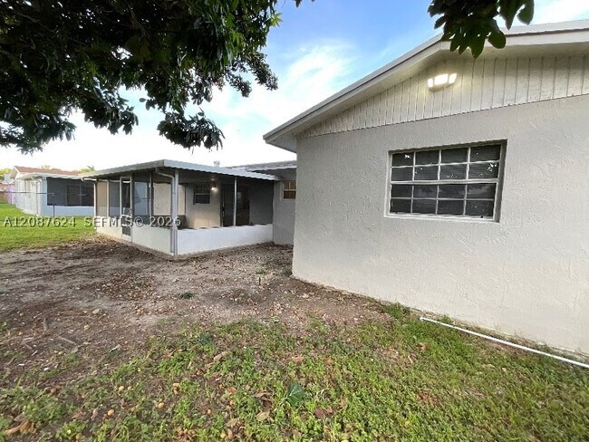 Building Photo - 14202 SW 110th Ave