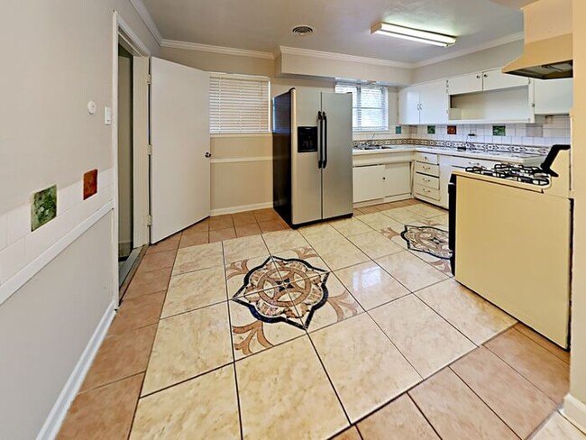 Building Photo - No Application Fees* $250 off 1st Months R...