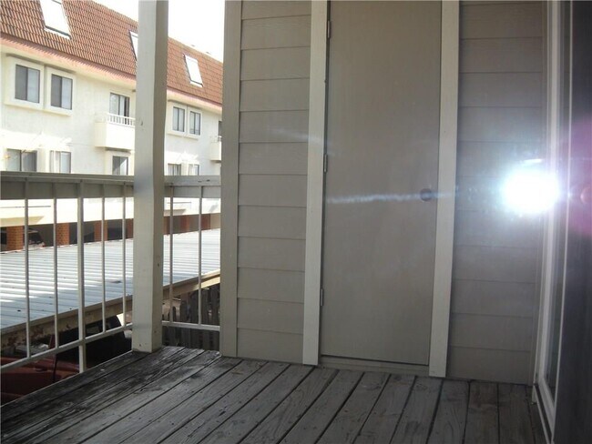 Building Photo - 114 E 31st St