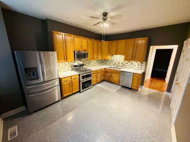 Building Photo - 1855 Russell Blvd