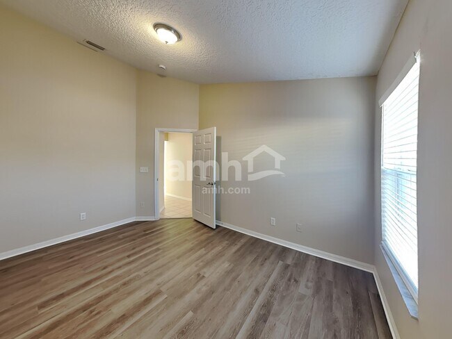 Building Photo - 2465 Saint Pauls Dr