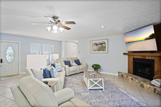 Building Photo - 1360 SW Albatross Way