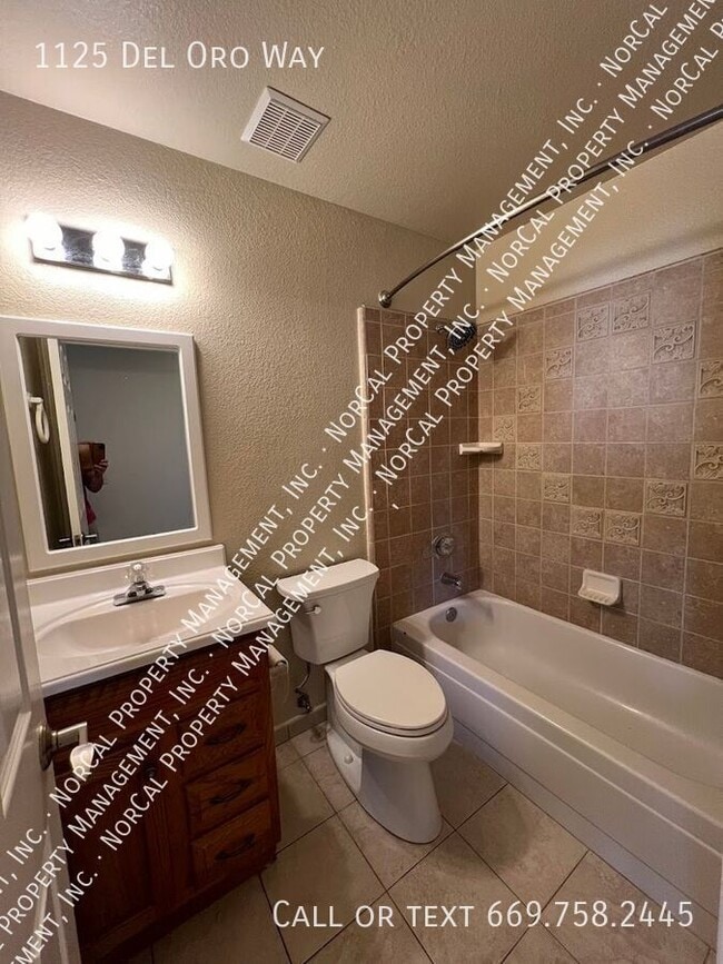 Building Photo - 1125 Del Oro Way