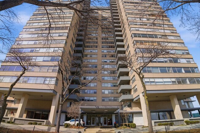 Building Photo - 6301 N Sheridan Rd