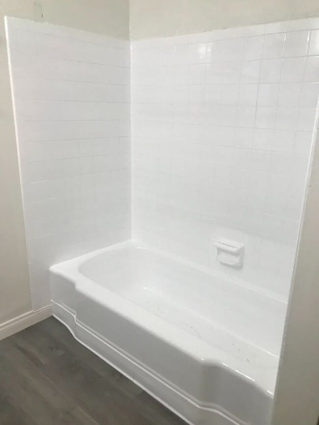 Building Photo - Parr, 10424-10425