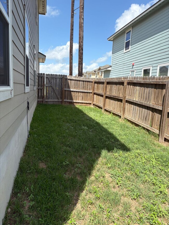 Building Photo - Beautiful town home located on the Northea...