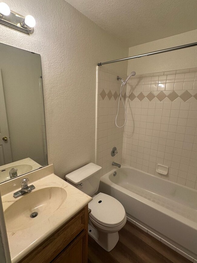 Building Photo - 3 bedrooms PLUS Bonus Room