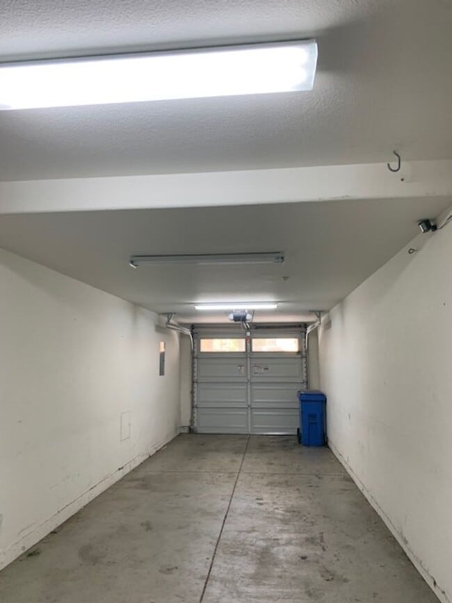 Building Photo - 838 Tarragon Ln