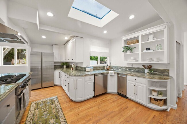 Building Photo - Upscale Downtown Living