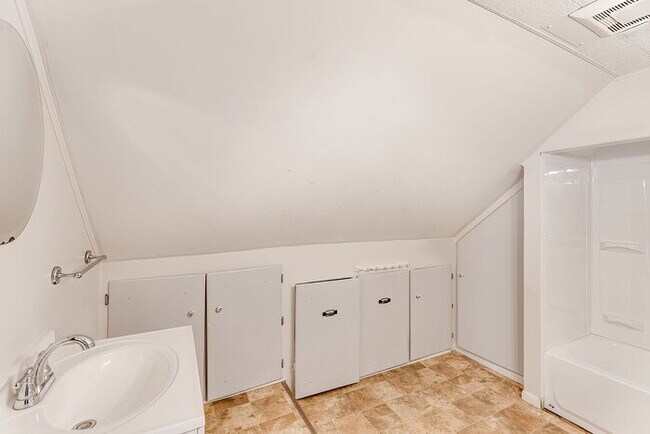 Building Photo - CUTE AND COZY FOUR BEDROOM IN LONGVIEW