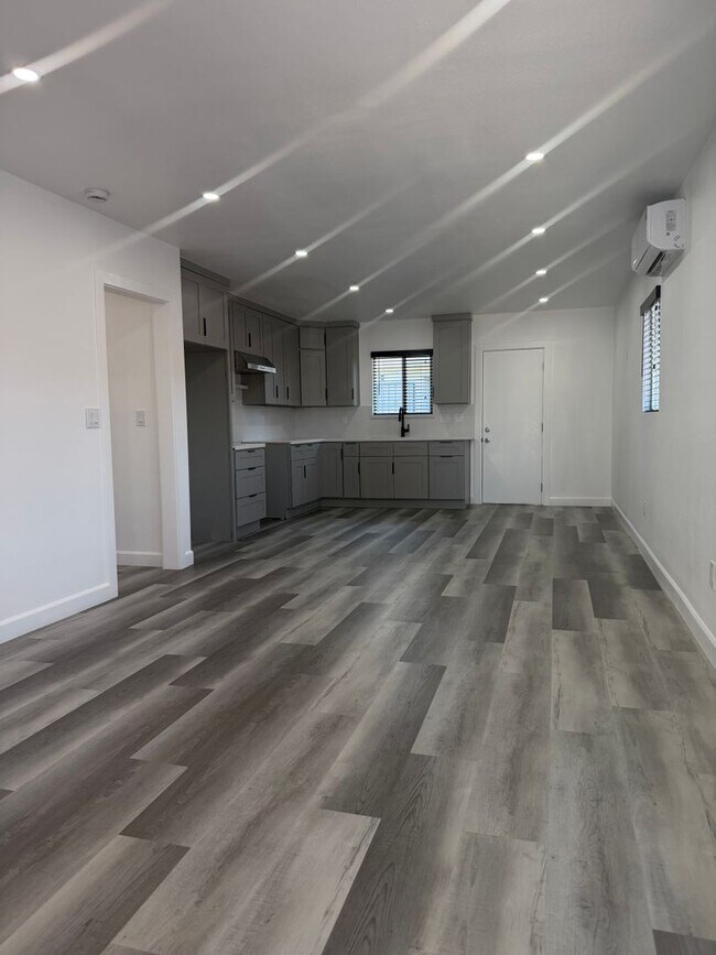 Building Photo - 15512 S White Ave