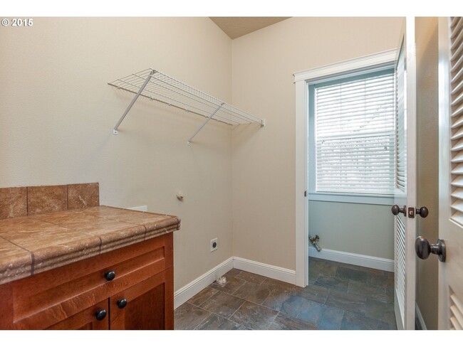 Building Photo - *FIRST FULL MONTH RENT FREE!* / No Securit...