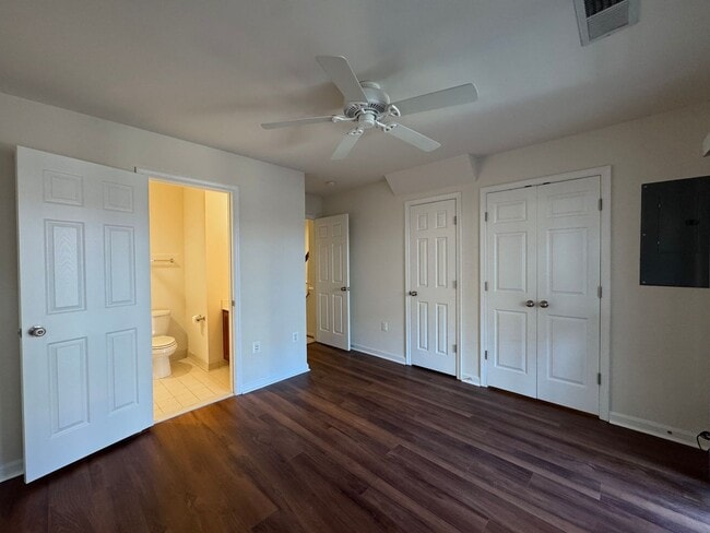 Building Photo - Gorgeous 3 Bed 3.5 Bath Interior Townhome In Powells Run Village