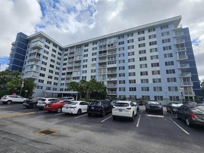 Building Photo - 4200 Hillcrest Dr