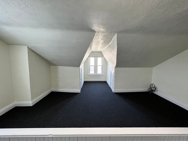 Building Photo - Updated 3BR house with multi-car off street parking!