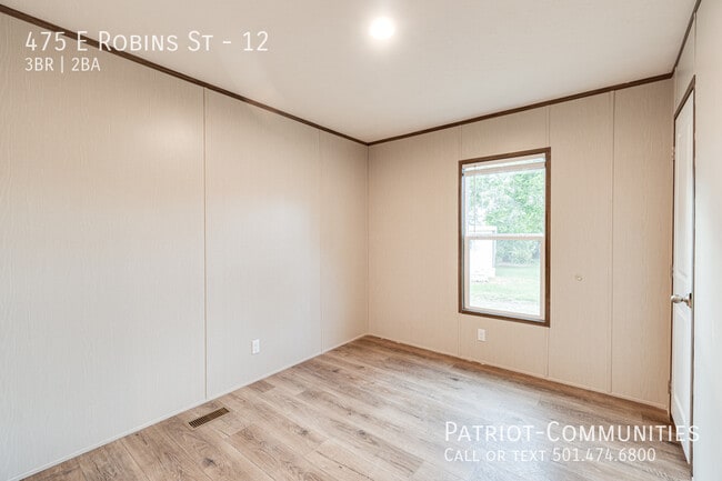 Building Photo - 475 E Robins St