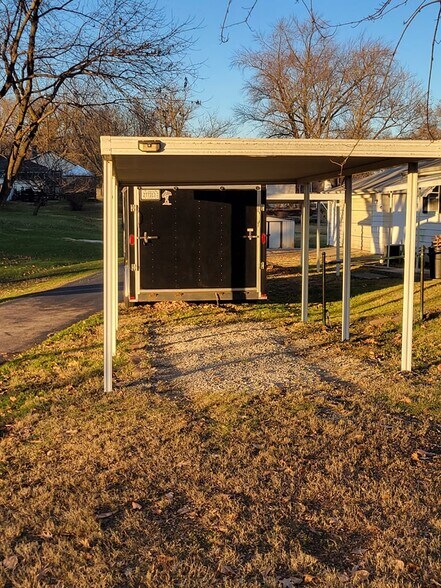 Carport & circle drive - 104 S Park St