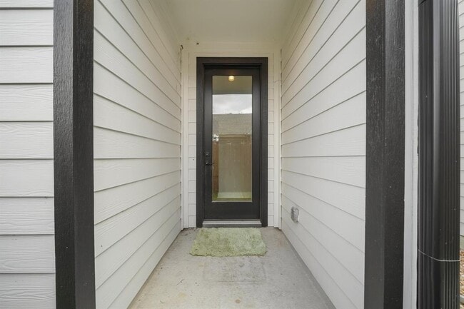Building Photo - 823 Woodcrest Dr