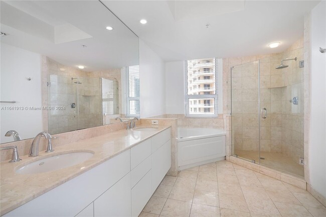 Building Photo - 848 Brickell Key Dr