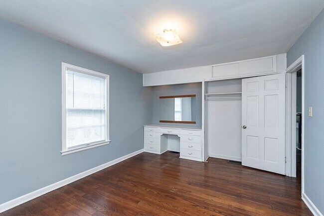 Building Photo - Great Broad Ripple Location With Fenced Backyard!
