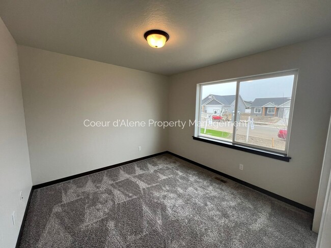 Building Photo - 3 bed, 2 bath house