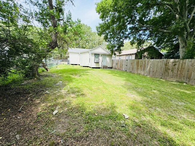 Building Photo - 2930 Hiawatha St