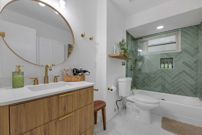 Building Photo - 1901 Cordova Bend