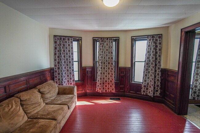 Building Photo - 74 Woodside Ave