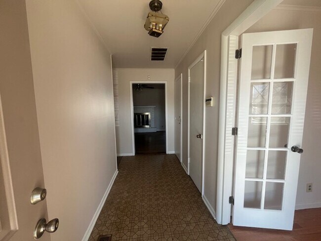 Building Photo - Large 1960's Home Near 21st & Sheridan!