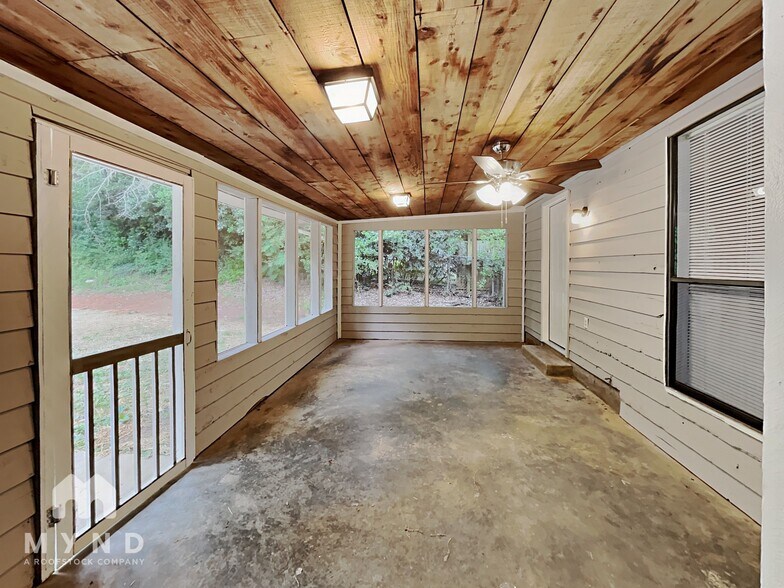 Building Photo - 9033 Hamilton Ct