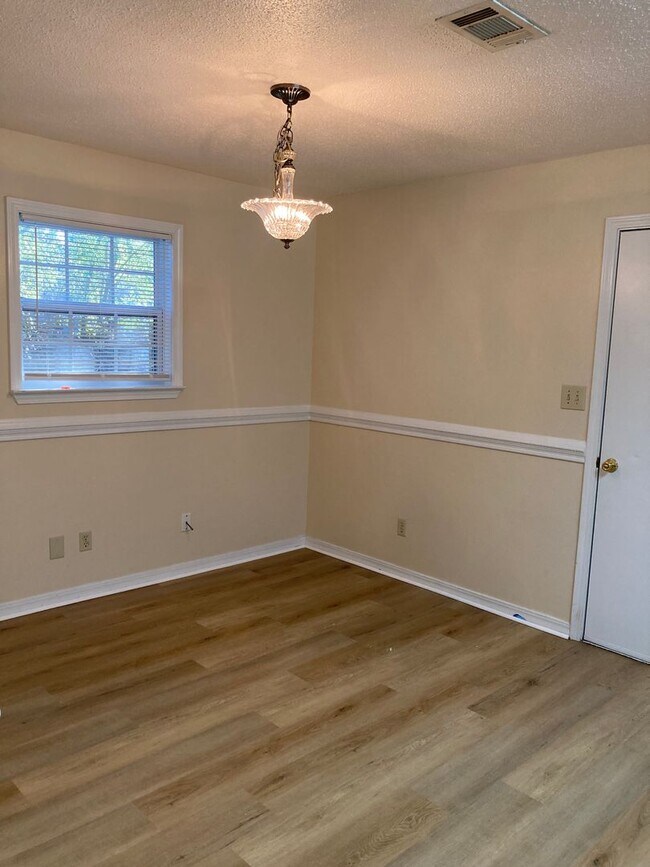 Building Photo - 695 Lloyd St