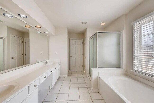 Building Photo - 520 Midhurst Pl