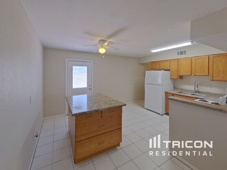 Building Photo - 6112 Granada Cir