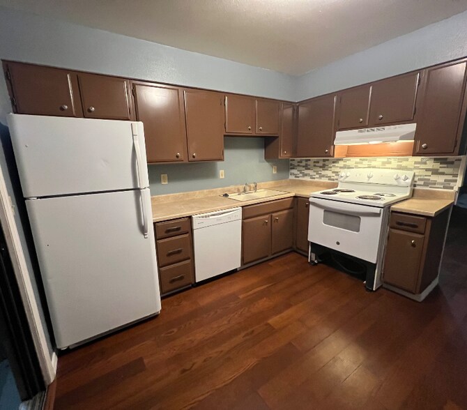 Building Photo - 44 Royal Crest Dr