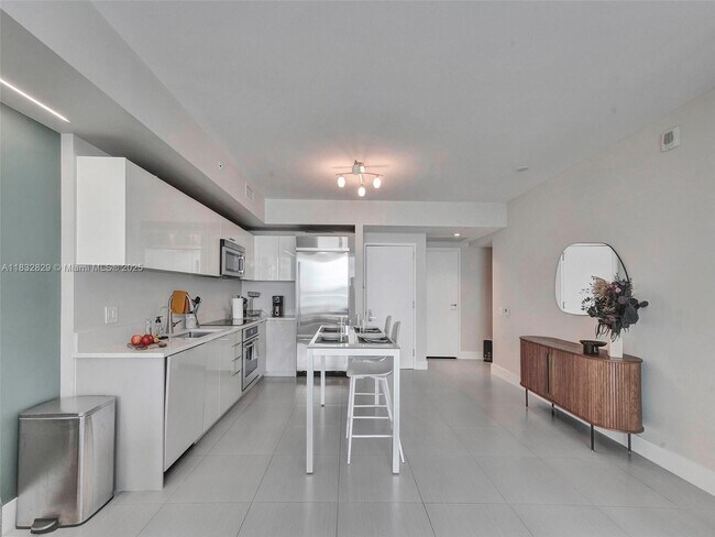 Building Photo - 1300 Brickell Bay Dr