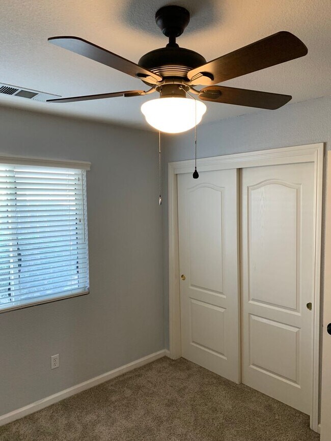 Building Photo - 3 Bedroom 2 Bath Home