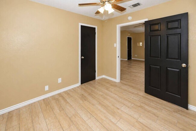 Building Photo - 2213 Dickens Dr