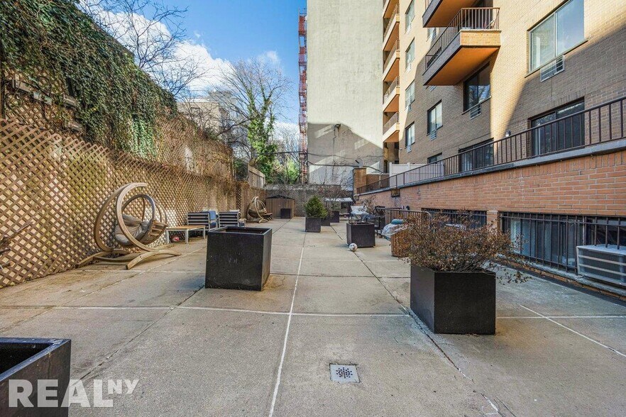 Building Photo - 394 E 8th St