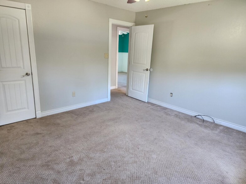 Building Photo - 5075 Manzana Dr