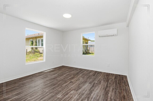 Building Photo - 377 Tuttle Ave