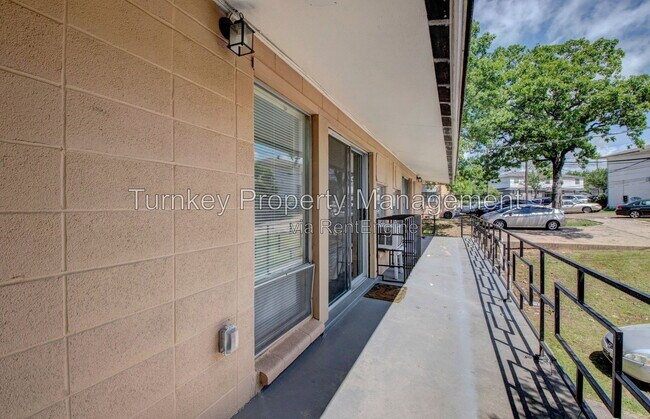 Building Photo - 4700 Lynn Ln