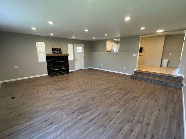Building Photo - 3 bdrm 2 bath Home 2 car Garage small dog ...